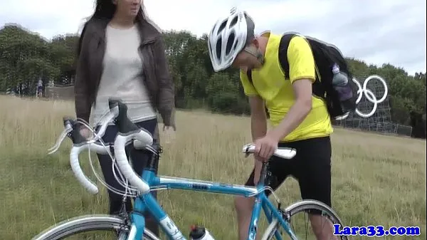 Celkový počet nových filmů: British mature picks up cyclist for fuck