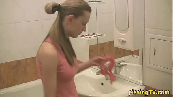 Celkový počet nových filmů: Girl pisses sitting in the toilet