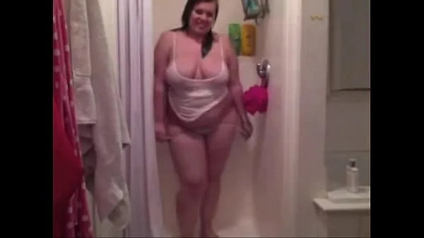 Celkový počet nových filmů: Chubby young chick getting naked in the shower