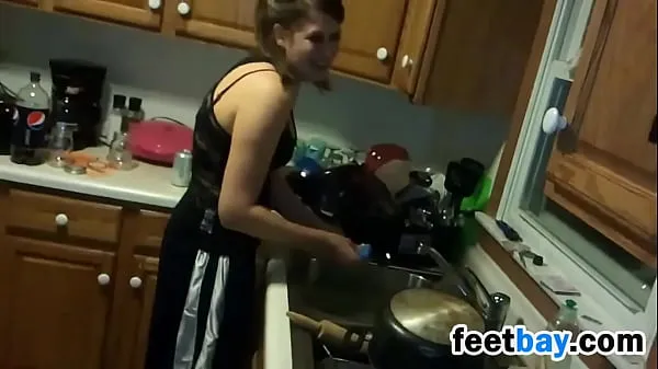 Nouveaux Housewife Shows Off Her Feet In The Kitchen films au total