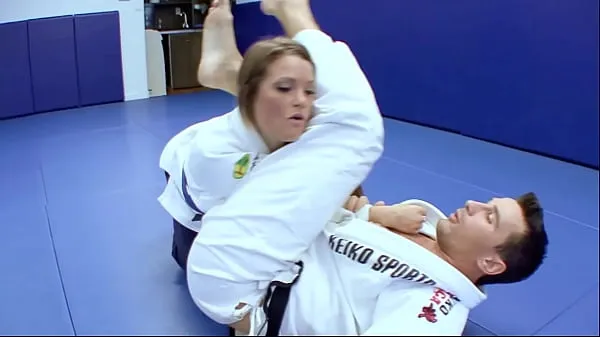 Alumnas cachondas de Karate follan con su entrenador después de una buena sesión de karate películas en total nuevas