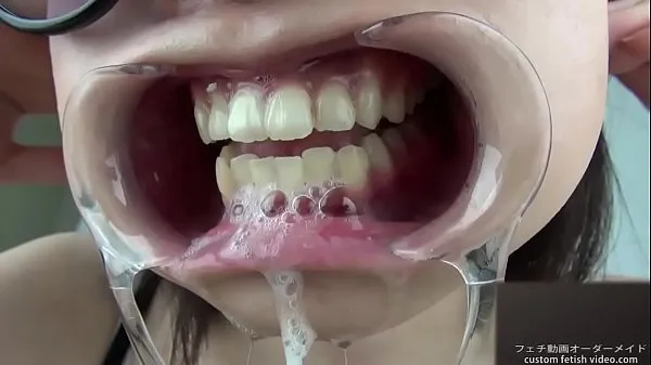 Yeni A woman shows her gums and sputs saliva toplam Film