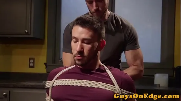 Frische insgesamt Cumcontrolled Bound Gay bekommt einen Handjob von Dom Filme