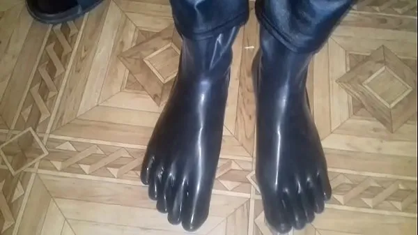 ताज़ा putting on black rubber socks कुल फ़िल्में