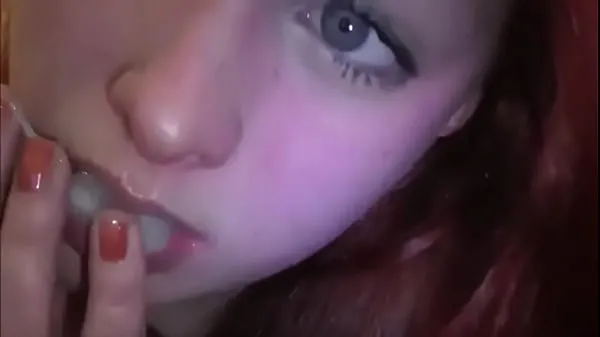 تازہ Married redhead playing with cum in her mouth کل موویز