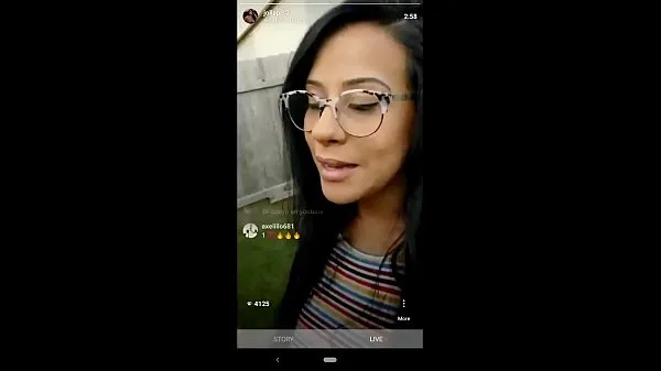 Nieuwe Husband surpirses IG influencer wife while she's live. Cums on her face films in totaal