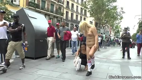 Ferske Blonde slave naked crawl in public filmer totalt