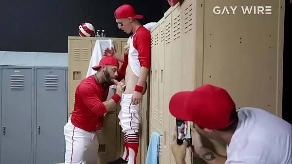 Nouveaux GAYWIRE - Tristan Hunter se fait baiser dans les vestiaires par l'entraîneur Eddy Ceetee films au total