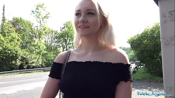 Frische insgesamt Public Agent Der junge Teenager Marilyn Sugar bekommt einen großen Schwanz in ihre Muschi im Freien in POV Filme