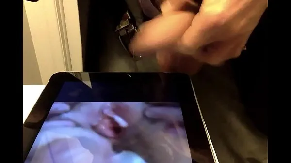 Celkový počet nových filmov: I pull out my cock and as I watch him cum on her pussy i also starts shooting my cum everywhere, as you can see I was quite horny and it did not take long for me to cum watching this