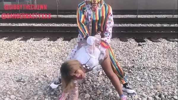 Nouveaux Clown baise une fille sur les voies ferrées films au total