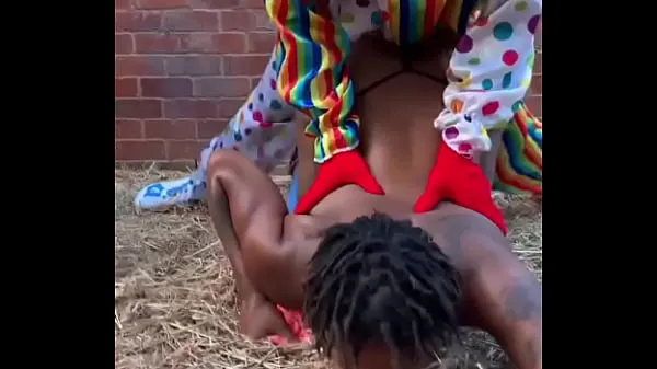 Ferske Gibby The Clown fucks ebony in a barn filmer totalt