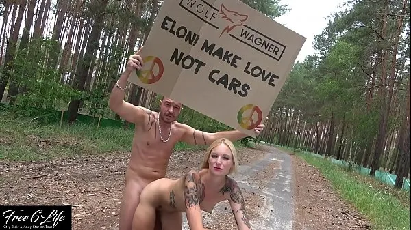 Desnuda protesta frente a Tesla Gigafactory Berlin Pornshooting contra Elon Musk películas en total nuevas