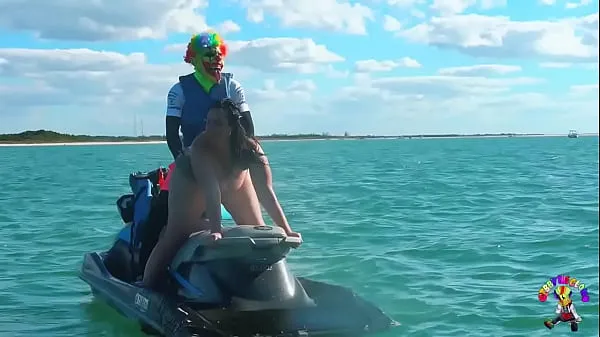 تازہ Gibby The Clown fucks Virgo Peridot on a jet ski کل موویز