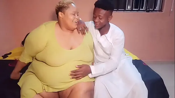 Nouveaux AfricanChikito Fat Juicy Pussy s'ouvre comme un GEYSER films au total