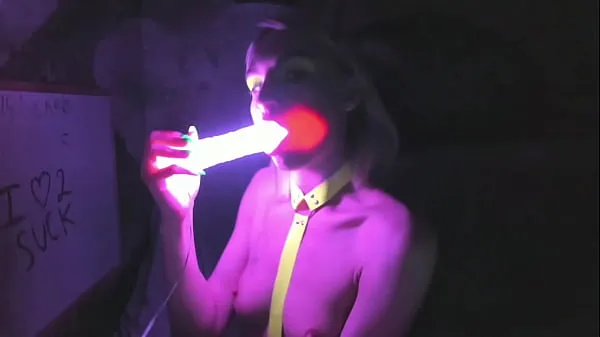 Nuovi Succhiare un lungo e luminoso dildo RGB di Kelly Copperfield film in totale