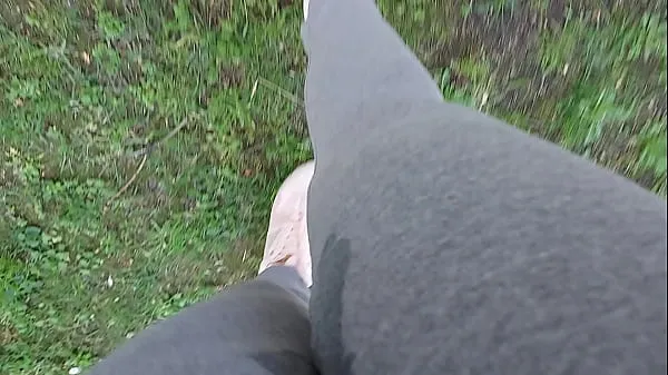 Frische insgesamt In einem öffentlichen Park kann sich Ihre Stiefschwester nicht zurückhalten und pisst sich völlig an, während sie ihre Leggings benetzt Filme