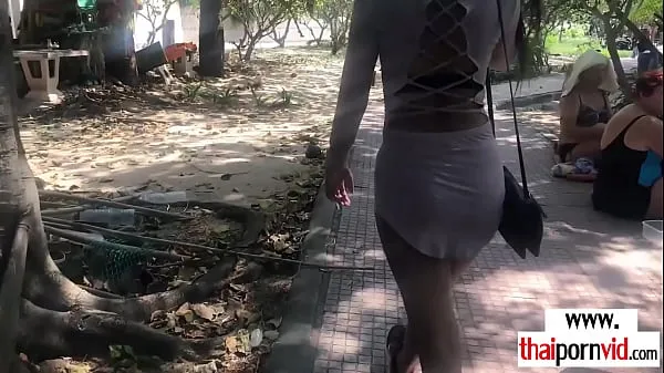 Friske Amateur Thai teen fucked by a big white cock after a walk in the park film i alt