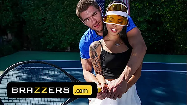 Összesen Xander Corvus) Massages (Gina Valentinas) Foot To Ease Her Pain They End Up Fucking - Brazzers friss film