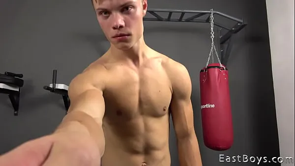 Nya Leo Jonasson, fresh off the plane from Stockholm, is handsome Swedish dude with awesome ripped body muscle lovers here will for sure enjoy filmer totalt