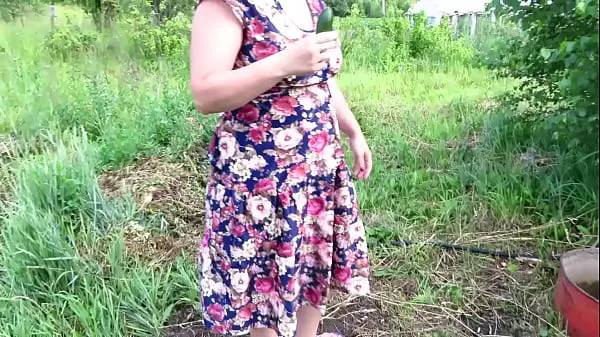 총 영화 A mature bbw fucks with a cucumber in nature outside the city in public places Her natural boobs and gorgeous booty blend in with the natural landscape 신선