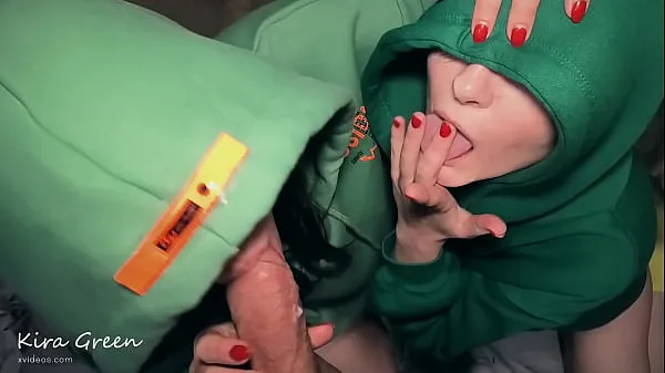 Frische insgesamt Mädchen in Kapuzenpullis lutschen Schwänze - Blasen, Bälle lutschen, Doggy, Abspritzen in den Mund, Saugen nach dem Abspritzen - Dreier Amateur Teen Kira Green (ShortVer Filme