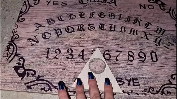 Total de com tesão tocando OUIJA com as amigas acaba dando boquete filmes recentes