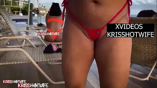 Ferske Kriss Hotwife No Chuveiro Da Piscina Do Hotel Exibindo Com Seu Micro Biquíni filmer totalt