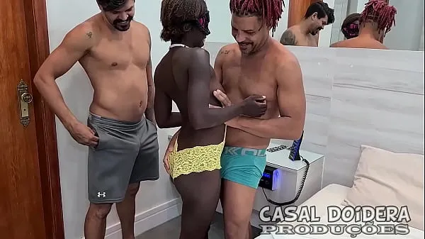 Nouveaux Trio interracial amateur avec la vilaine fille noire donnant le cul et la chatte à des amis au motel jusqu'à ce qu'ils obtiennent du lait dans la bouche films au total