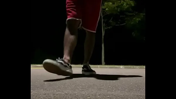 Nouveaux gifted skateboarder riding a skateboard films au total