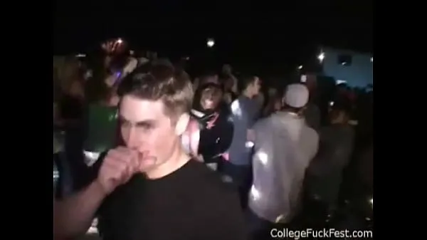 Yeni Amateur coed sucks on hard dick while visiting a unversity party toplam Film