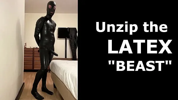 Nouveaux Décompressez la bête, l'énorme bite en latex de Latexitaly films au total