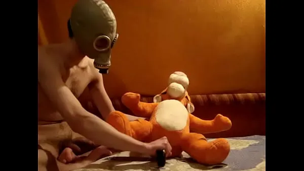 Nouveaux Minet en masque à gaz gonfle sa peluche films au total