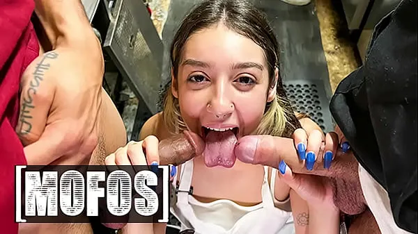 Összesen Slutty Violet Gems Takes Every Man's Dick Inside Her Mouth Before Gets Covered With Their Cum - Mofos friss film