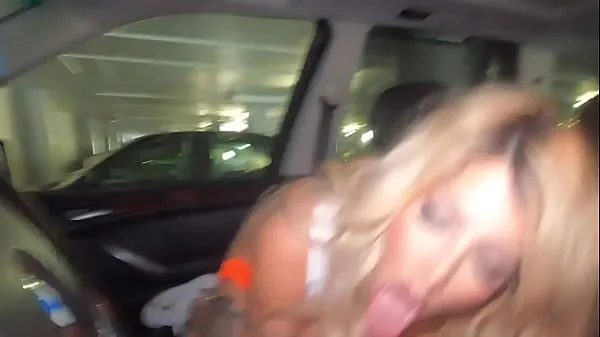 Świeże Tatted Hooters Waitress Sucks Cock in Car for Big Tip filmy ogółem