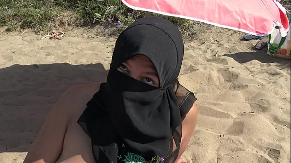 Frische insgesamt Verheiratete muslimische Ehefrau lässt sich von einem Fremden am Strand ficken Filme