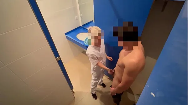 Nuovi Sorprendo la ragazza delle pulizie della palestra che quando entra per pulire il bagno mi sorprende a masturbarmi e mi aiuta a finire di venire con un pompino film in totale