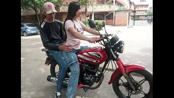 Yeni ESTABA ENSEÑANDO A MI VECINA DEK BARRIO ANDAR MOTO, PERO LA CACHONDA SE ME SENTO EN MIS PIERNAS Y ME EXCITO QUE RICO toplam Film