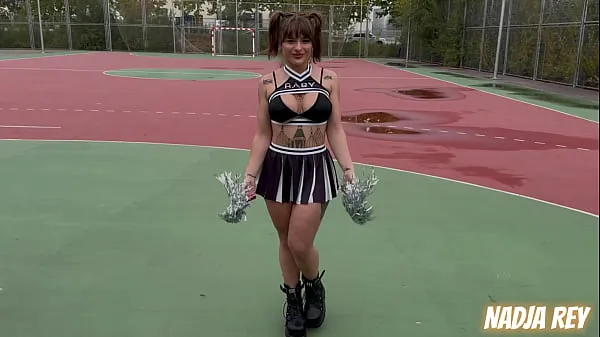 Nouveaux CHEERLEADERS baise dans LA RUE et avale le SPERME films au total