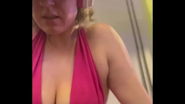 Ferske Wow, my training at the gym left me very sweaty and even my pussy leaked, I was embarrassed because I was so horny filmer totalt