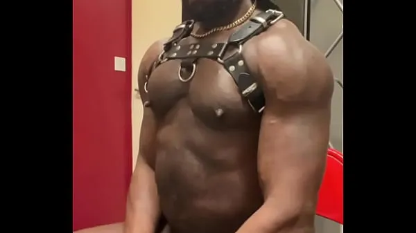 총 영화 Black Sexy Bodybuilder Solo strip Cum Bust 신선