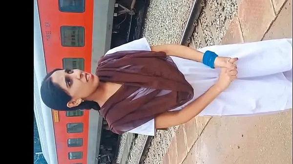 新鲜的 Indian College girl Fucked in Railway station 部电影